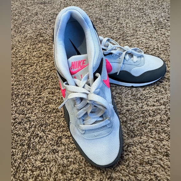Nike Women's Sneakers in Gray and Pink - Picture 4 of 8